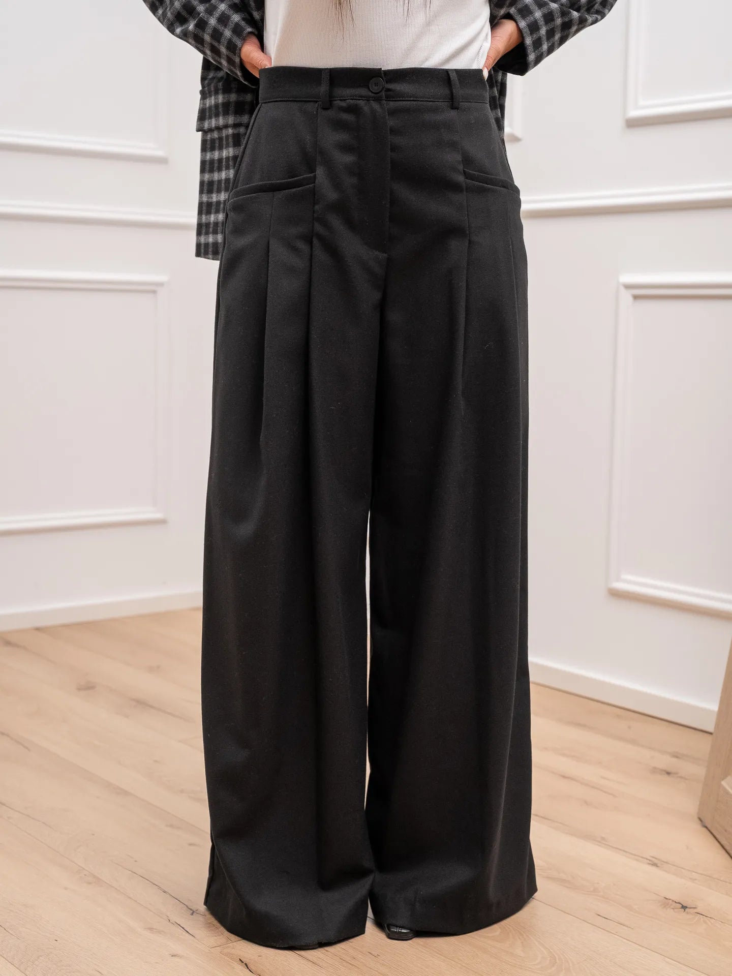 Pantaloni neri Glenda con pinces piatte Vicolo –