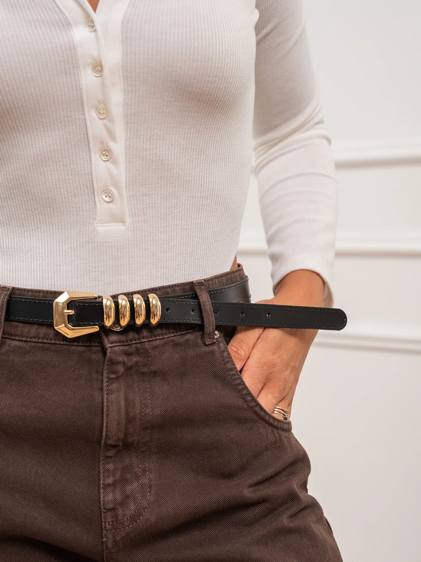 Cintura nera sottile con passante bold oro Vicolo – www