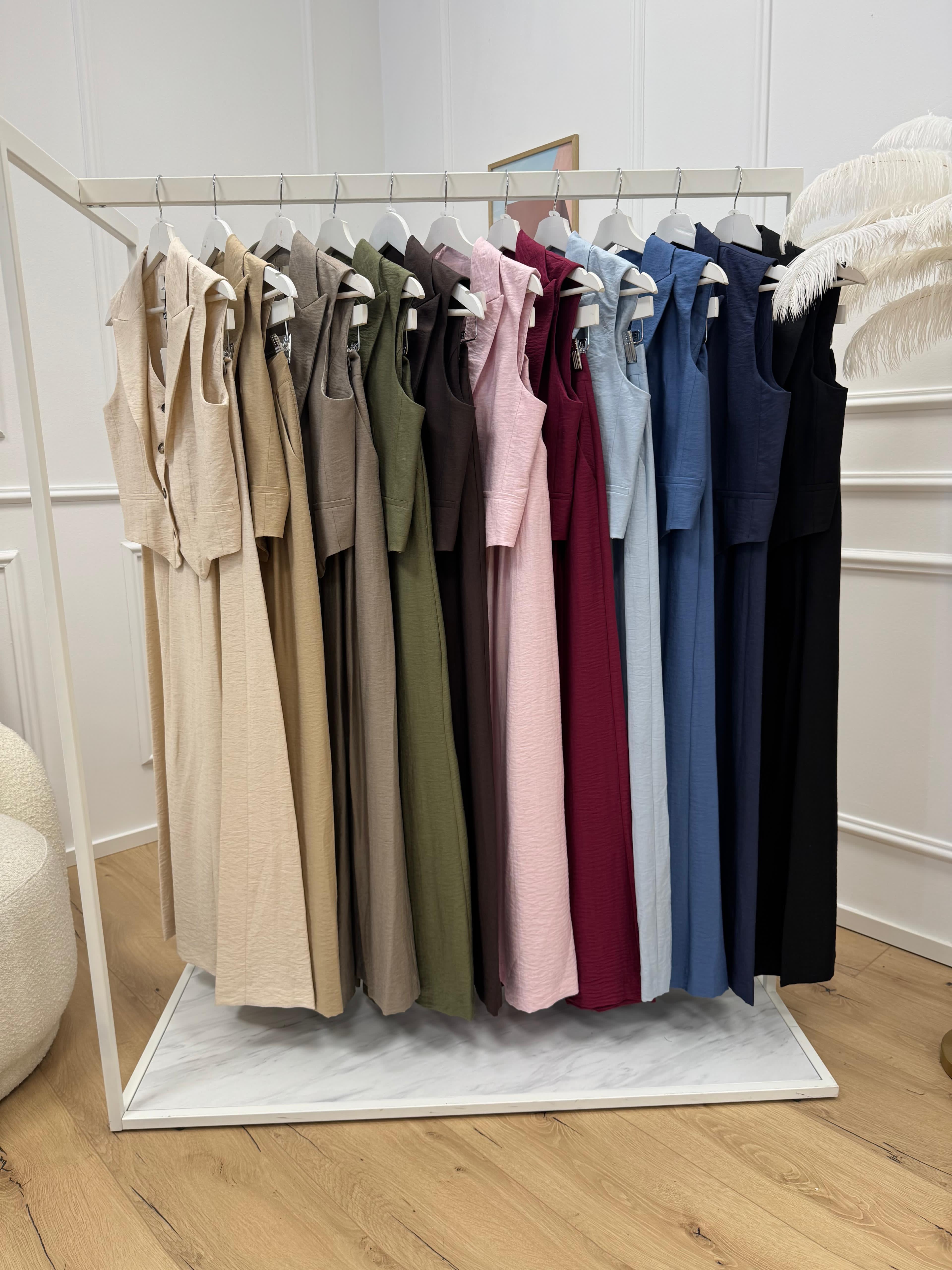 Il tailleur “Nora” firmato Dixie: eleganza versatile in 11 colori irresistibili