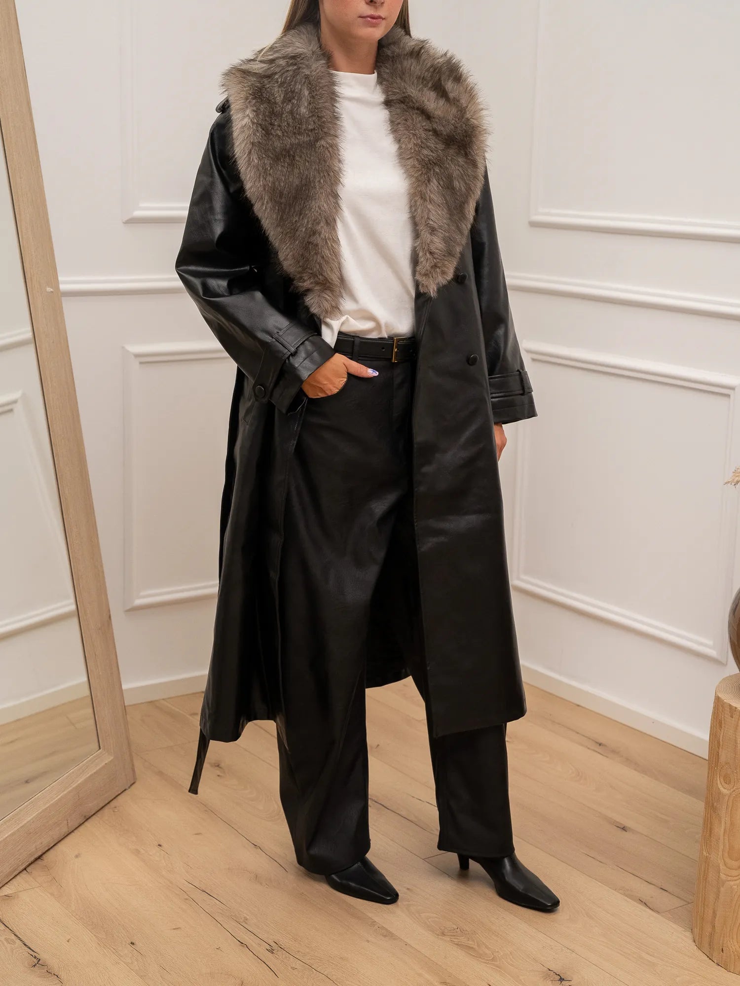 Trench nero lungo con collo in ecopelliccia - You Decide