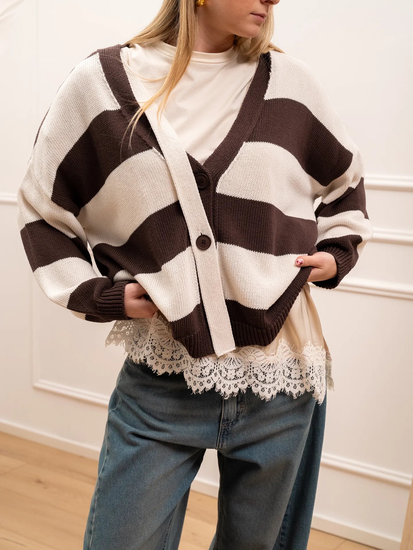 Cardigan morbido rigato moro e latte con laccio - HaveOne