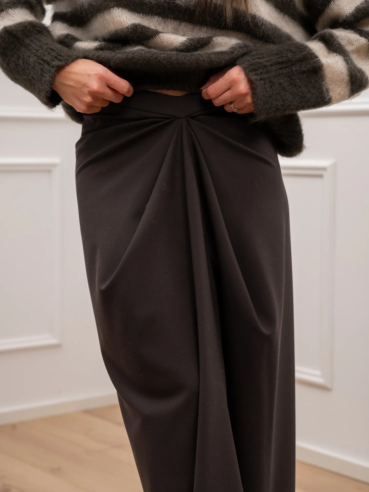 Gonna Priscilla moro con drappeggio - Kontatto