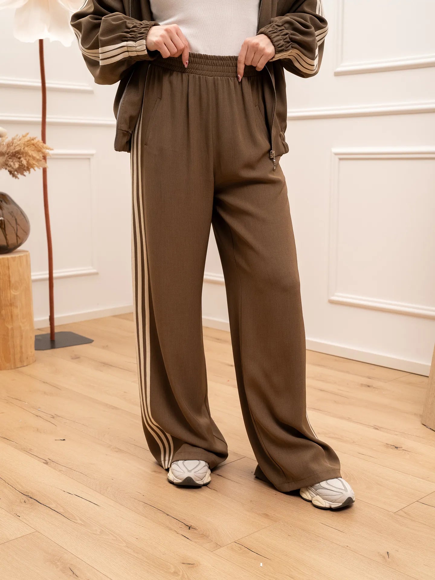 Pantaloni Sporty joggers nocciola con bande sportive - Tensione In