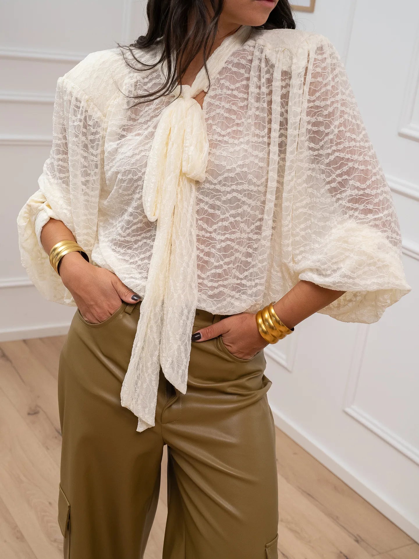 Blusa in pizzo burro con fiocco - HaveOne