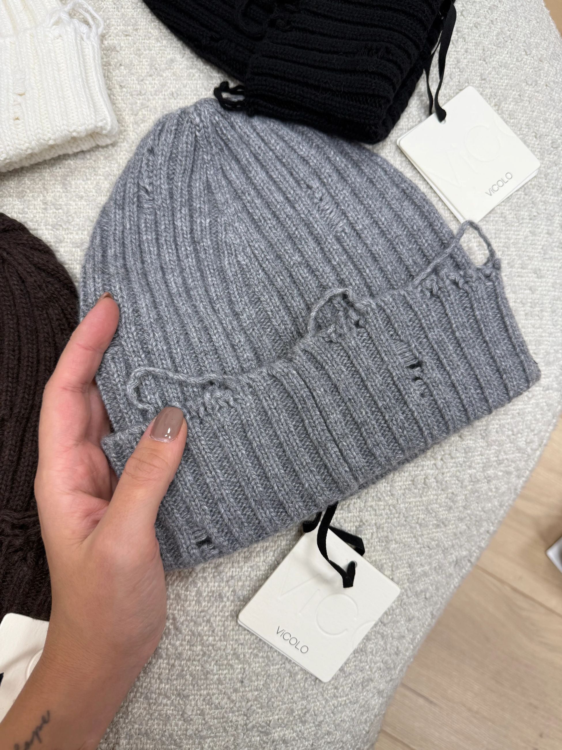 Berretto a costa larga grigio con rotture - Vicolo