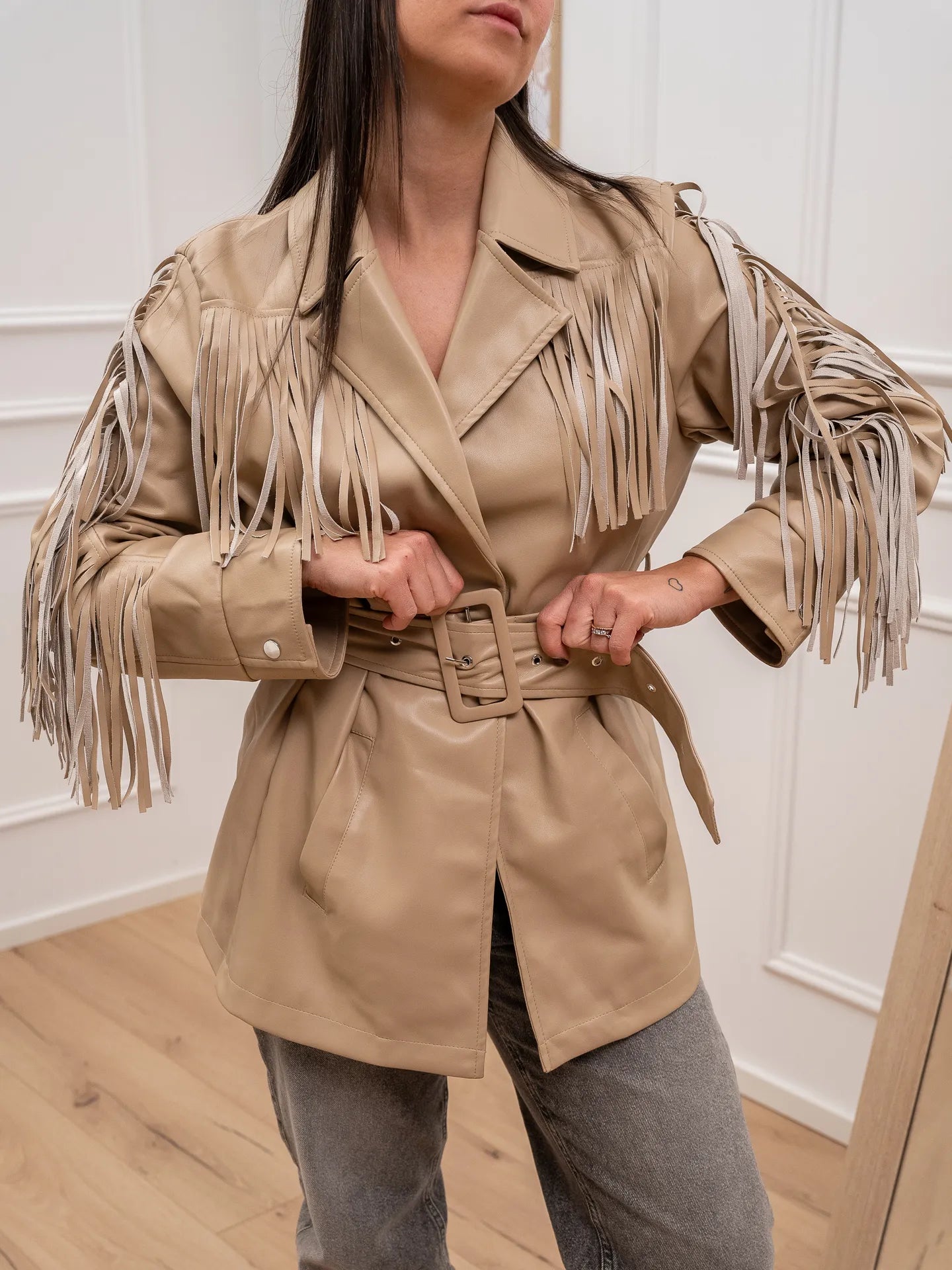 Giacchetto in ecopelle sabbia con frange e cintura - Glamorous