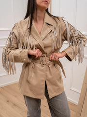 Giacchetto in ecopelle sabbia con frange e cintura - Glamorous