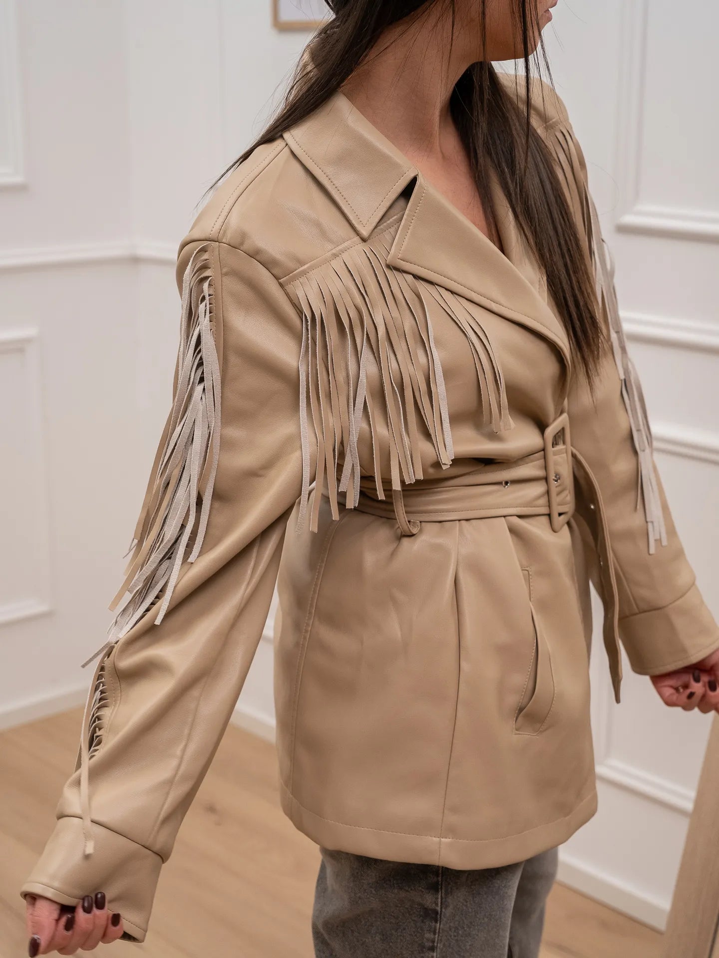 Giacchetto in ecopelle sabbia con frange e cintura - Glamorous