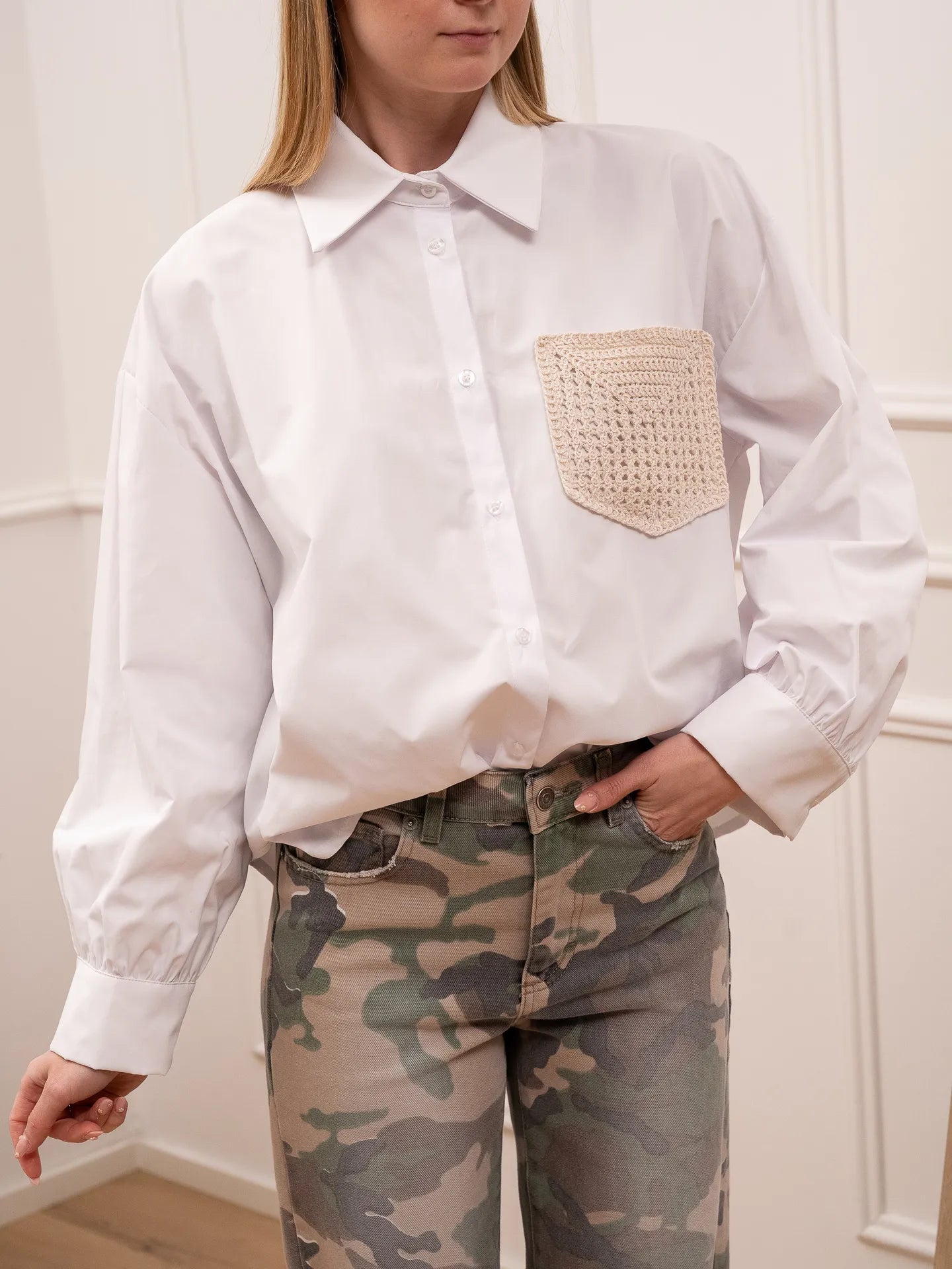 Camicia bianca con tasca crochet - HaveOne
