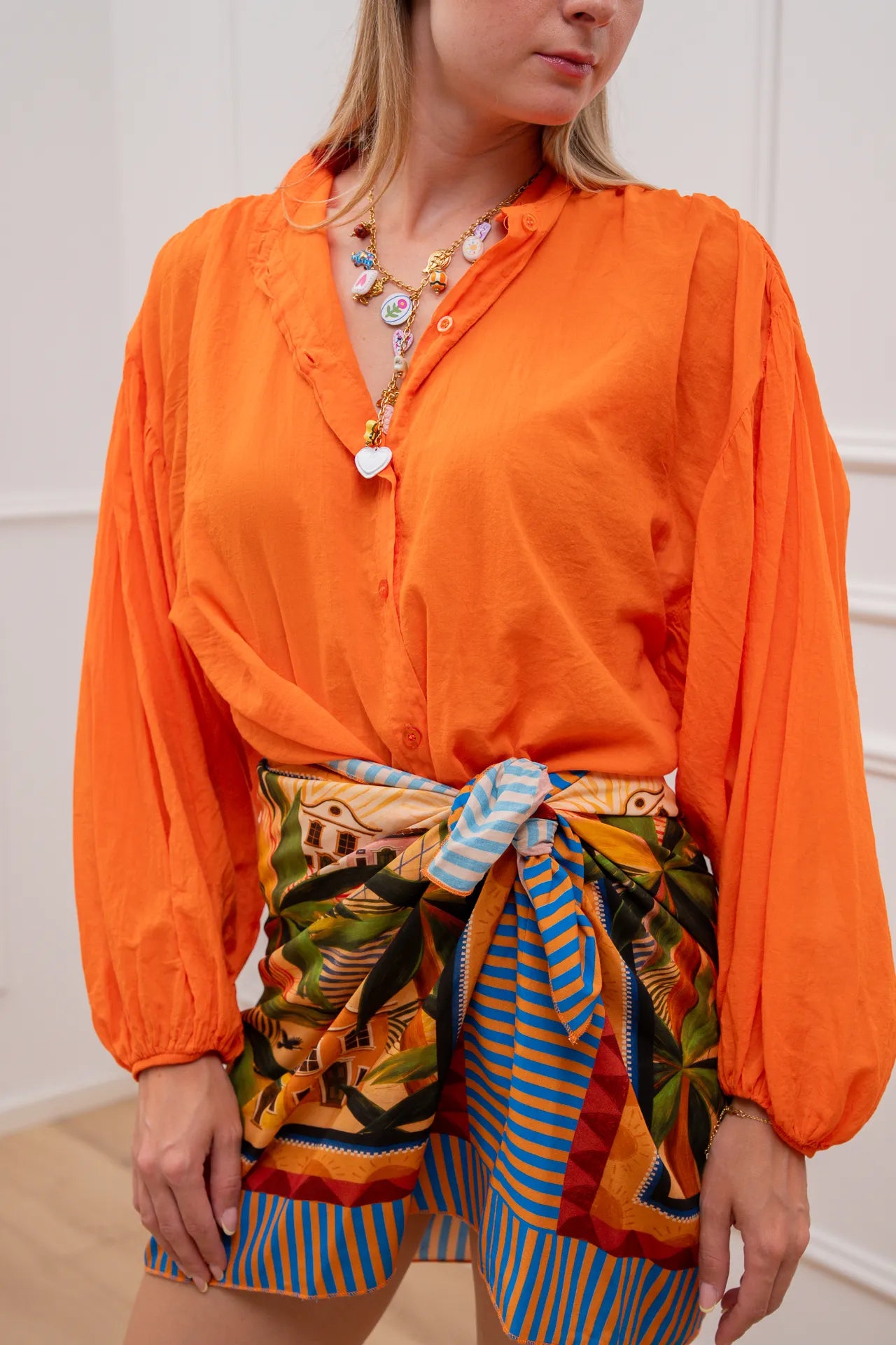 Camicia coreana in mussolina arancio manica balloon - Tensione In