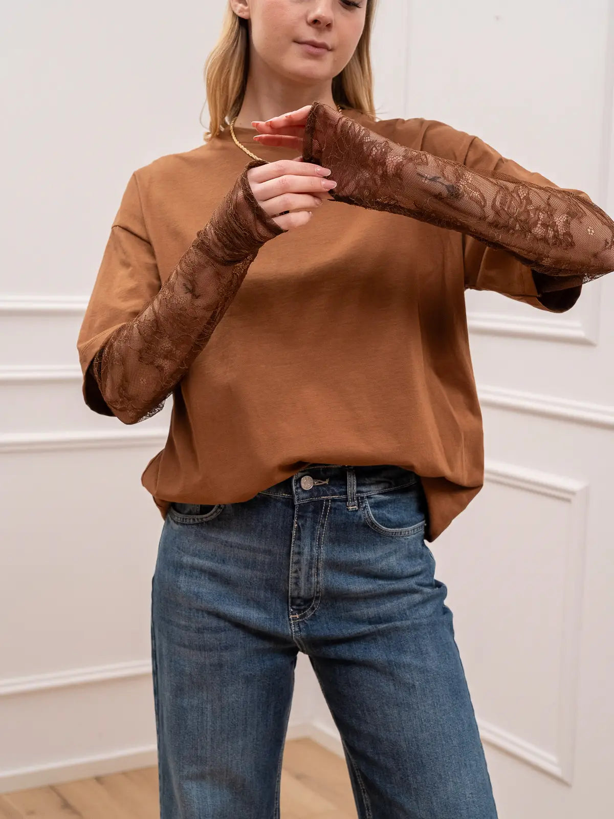 T shirt caramello con manicotto in pizzo - Vicolo