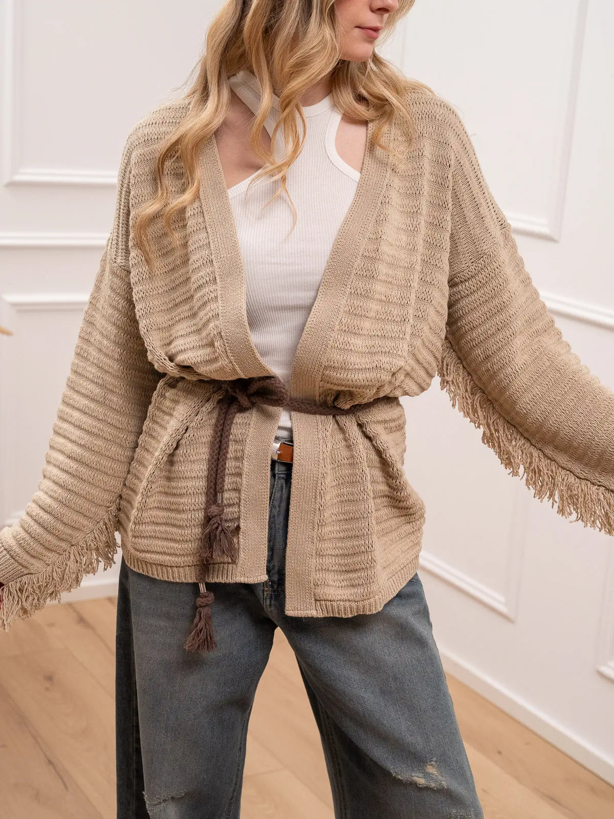 Cardigan beige con frange e cintura in corda - Kontatto
