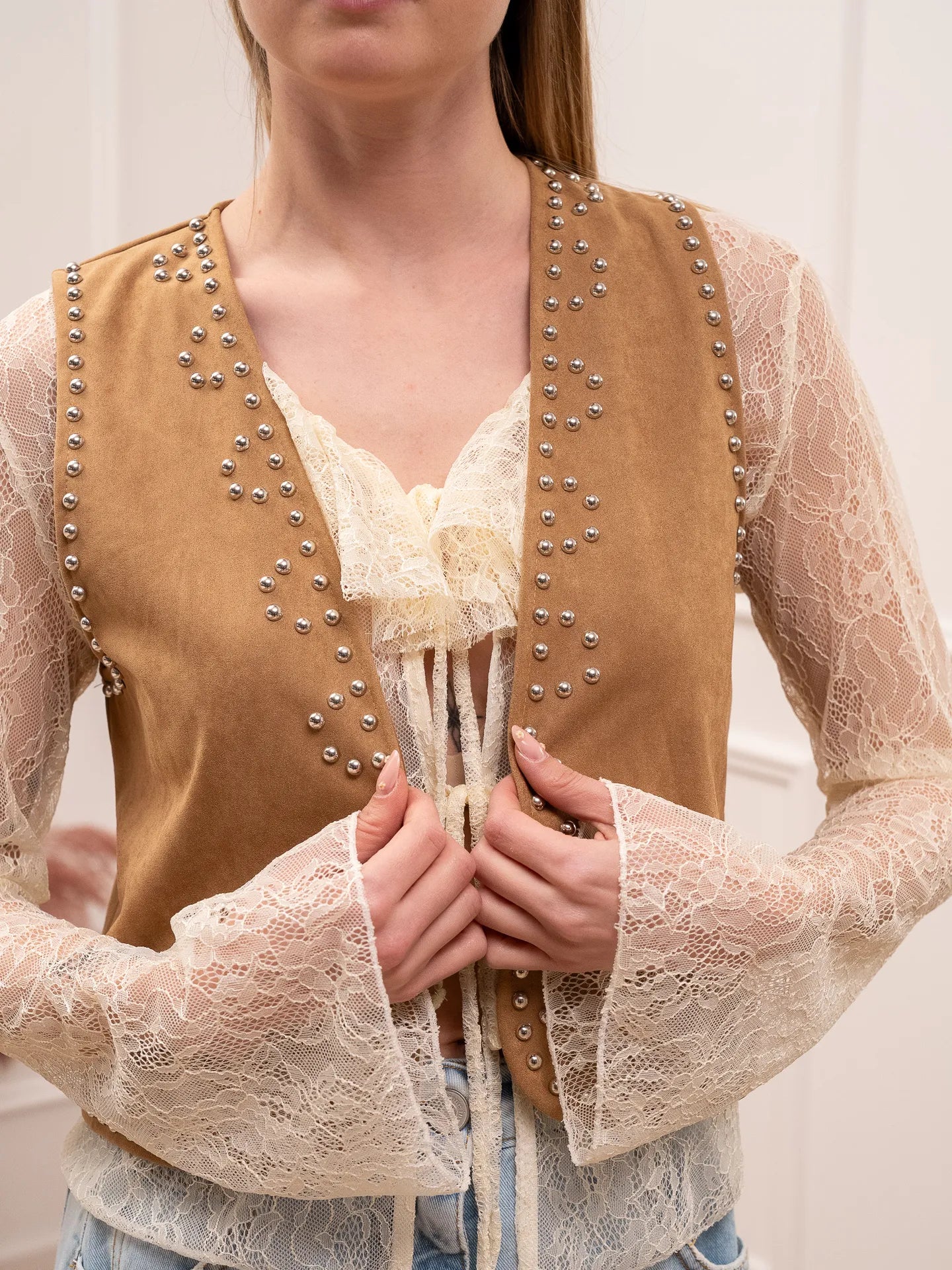 Gilet crop in suede camel con borchie - HaveOne