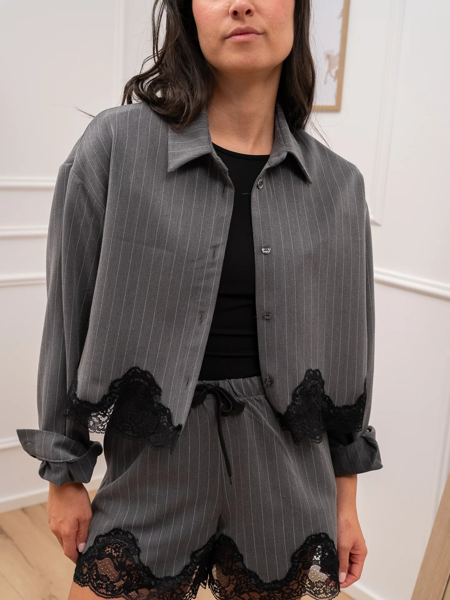 Camicia crop grigia gessata con pizzo nero - HaveOne