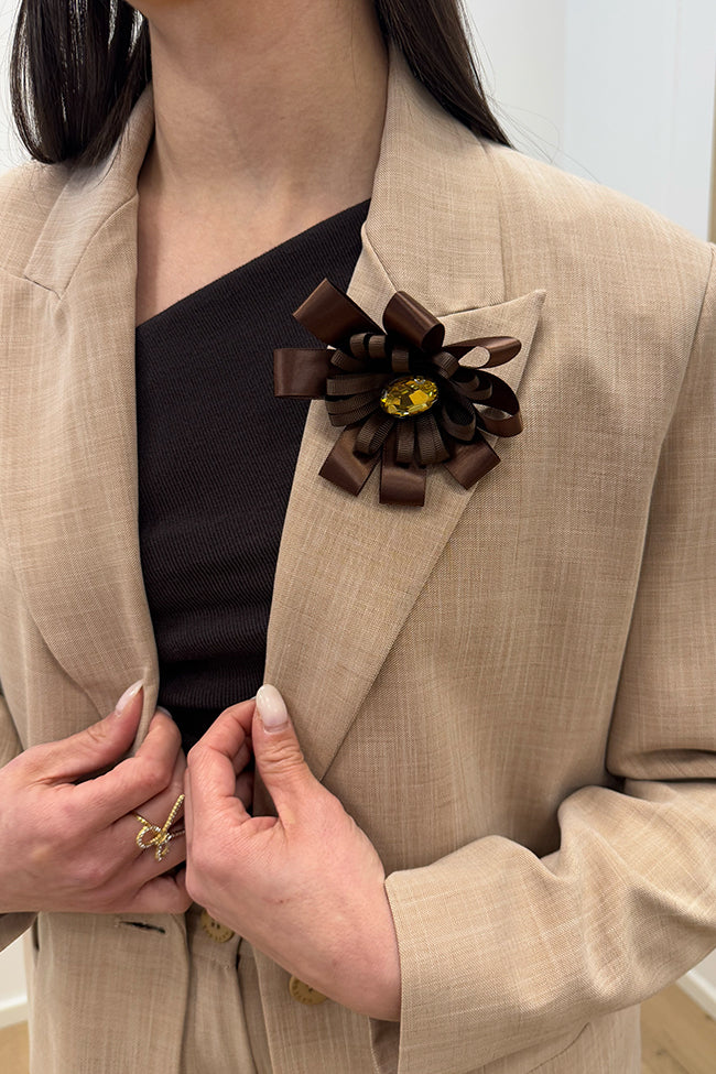 Giacca fiammata beige spilla moro - HaveOne