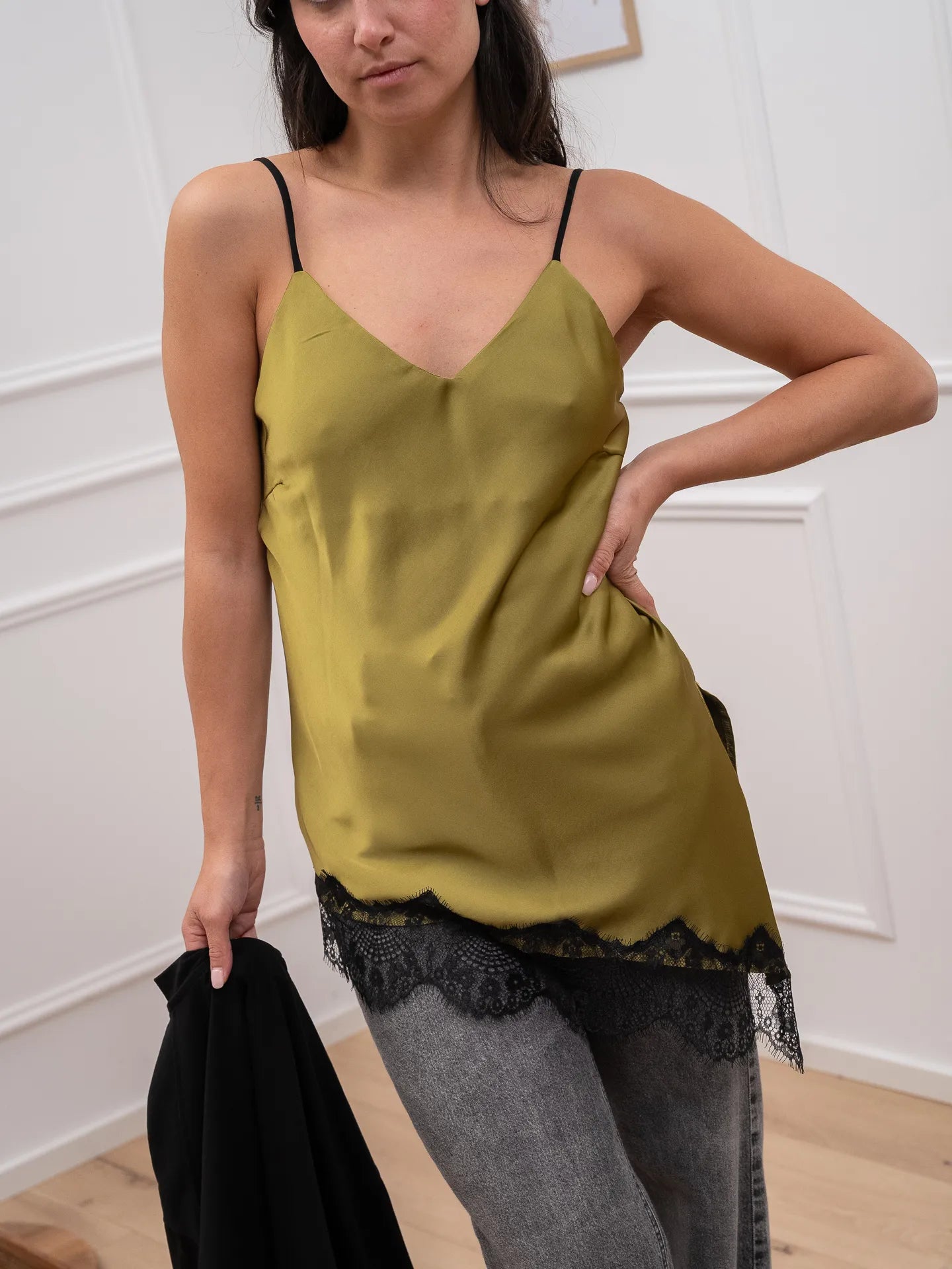 T shirt nera con canotta olio e pizzo - Tensione In