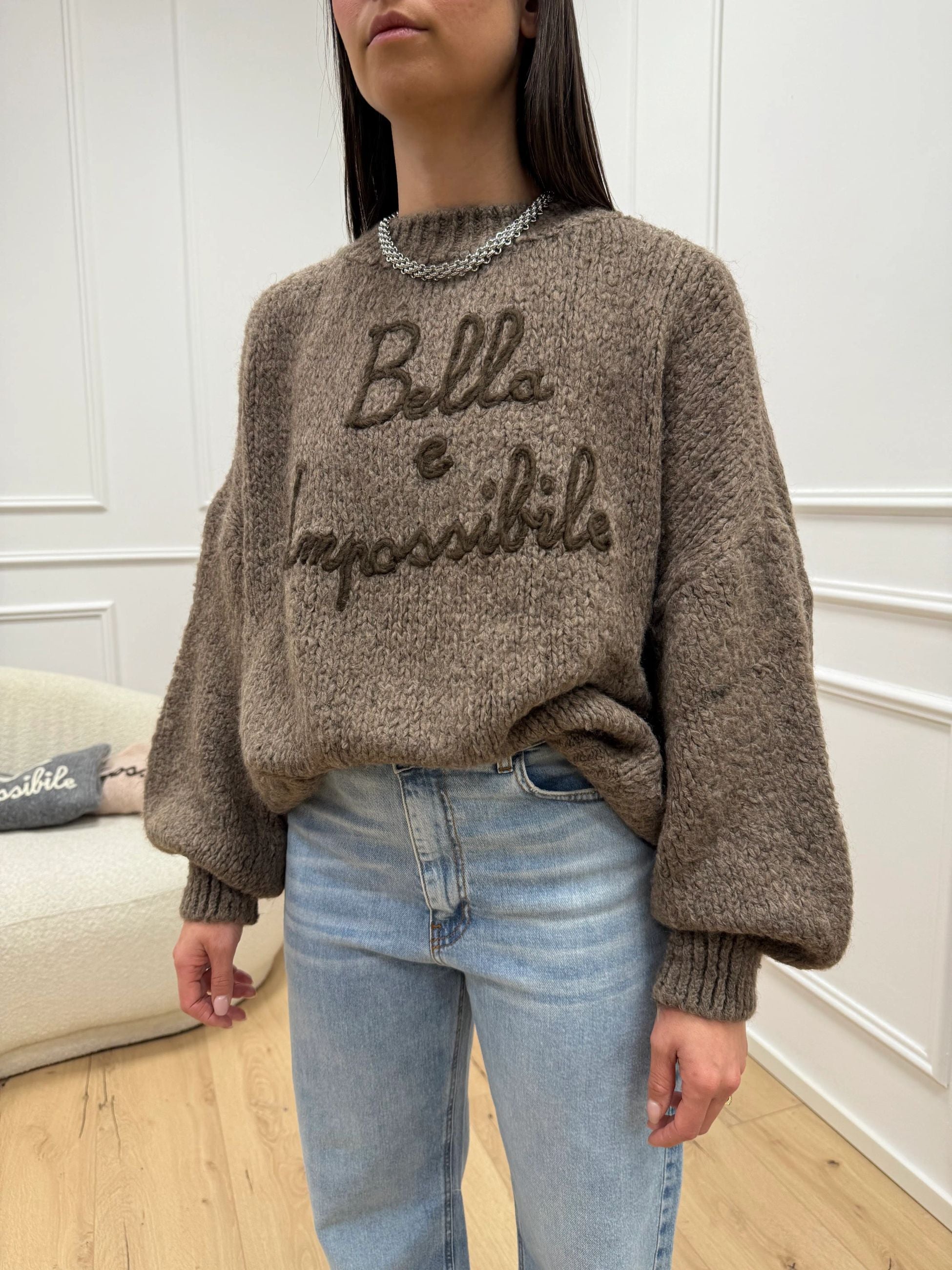 Maglia tortora ricamo "Bella e impossibile" - You Decide