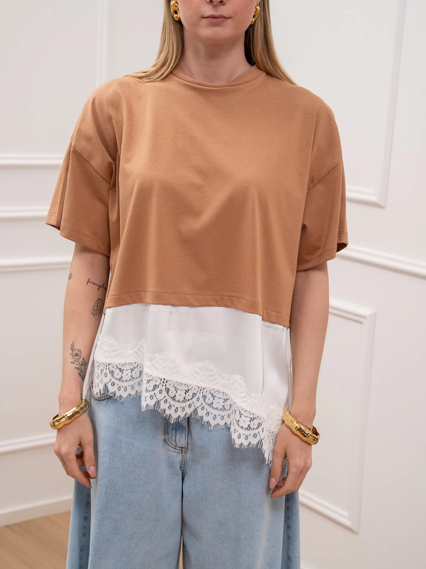 T shirt camel con satin e pizzo sul fondo - Dixie