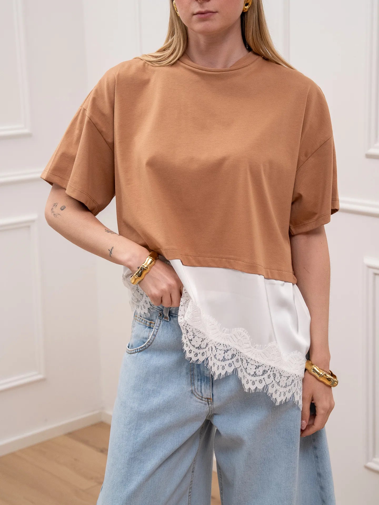 T shirt camel con satin e pizzo sul fondo - Dixie