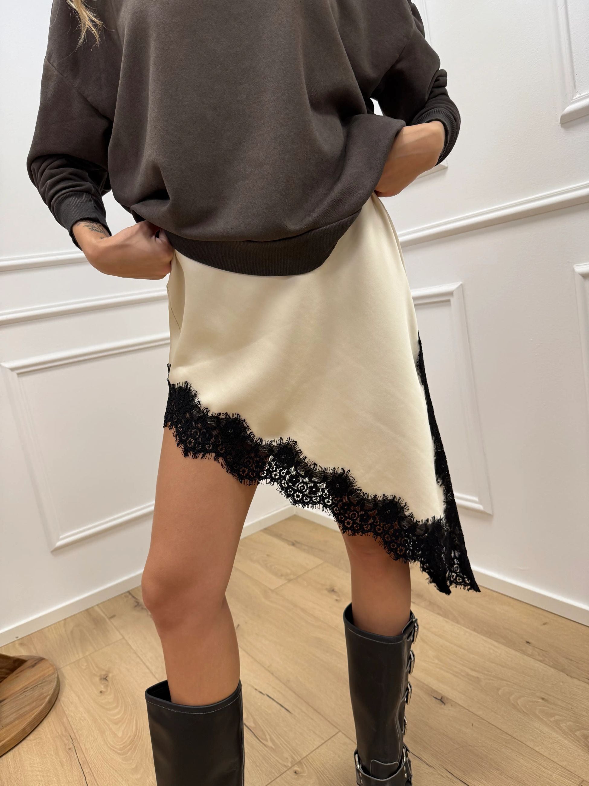 Gonna mini obliqua in satin burro - HaveOne