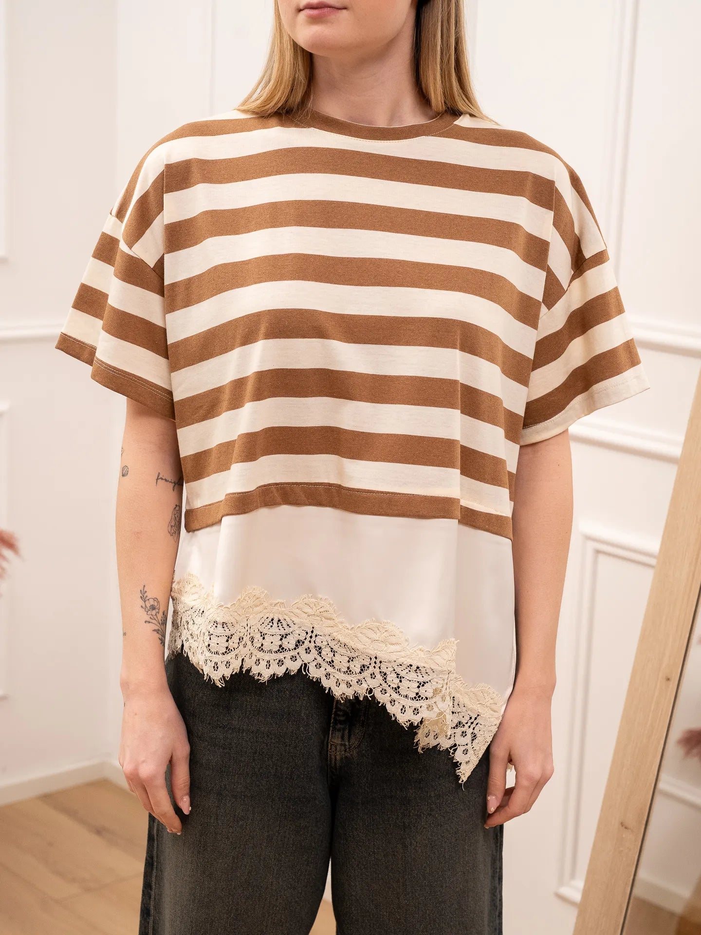 T shirt rigata camel, burro con banda in satin e pizzo - Dixie