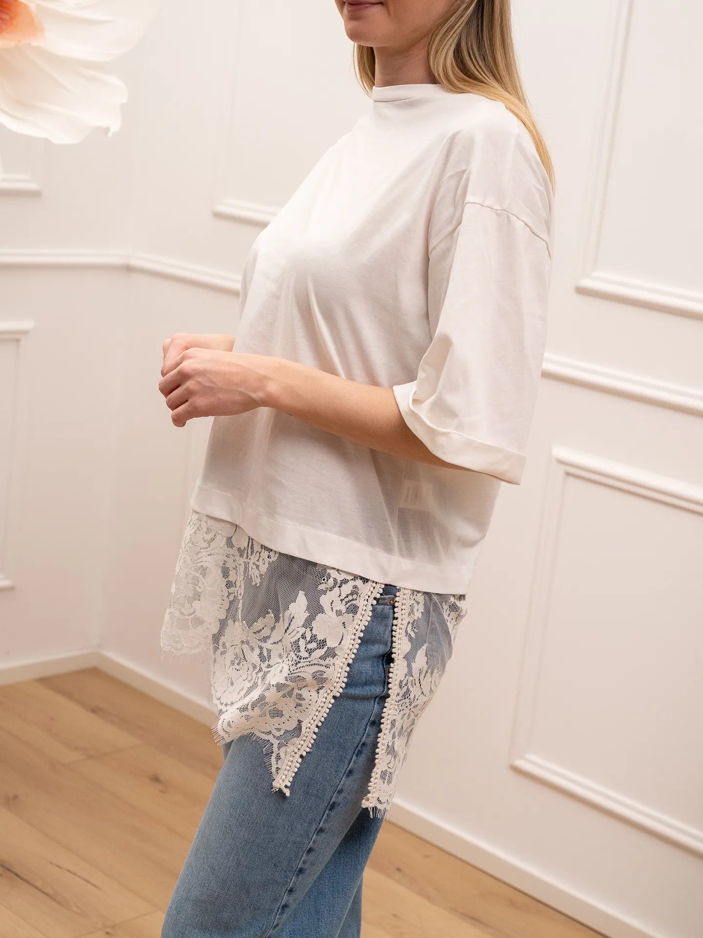 T shirt basic bianca con pizzo sul fondo - Tensione In