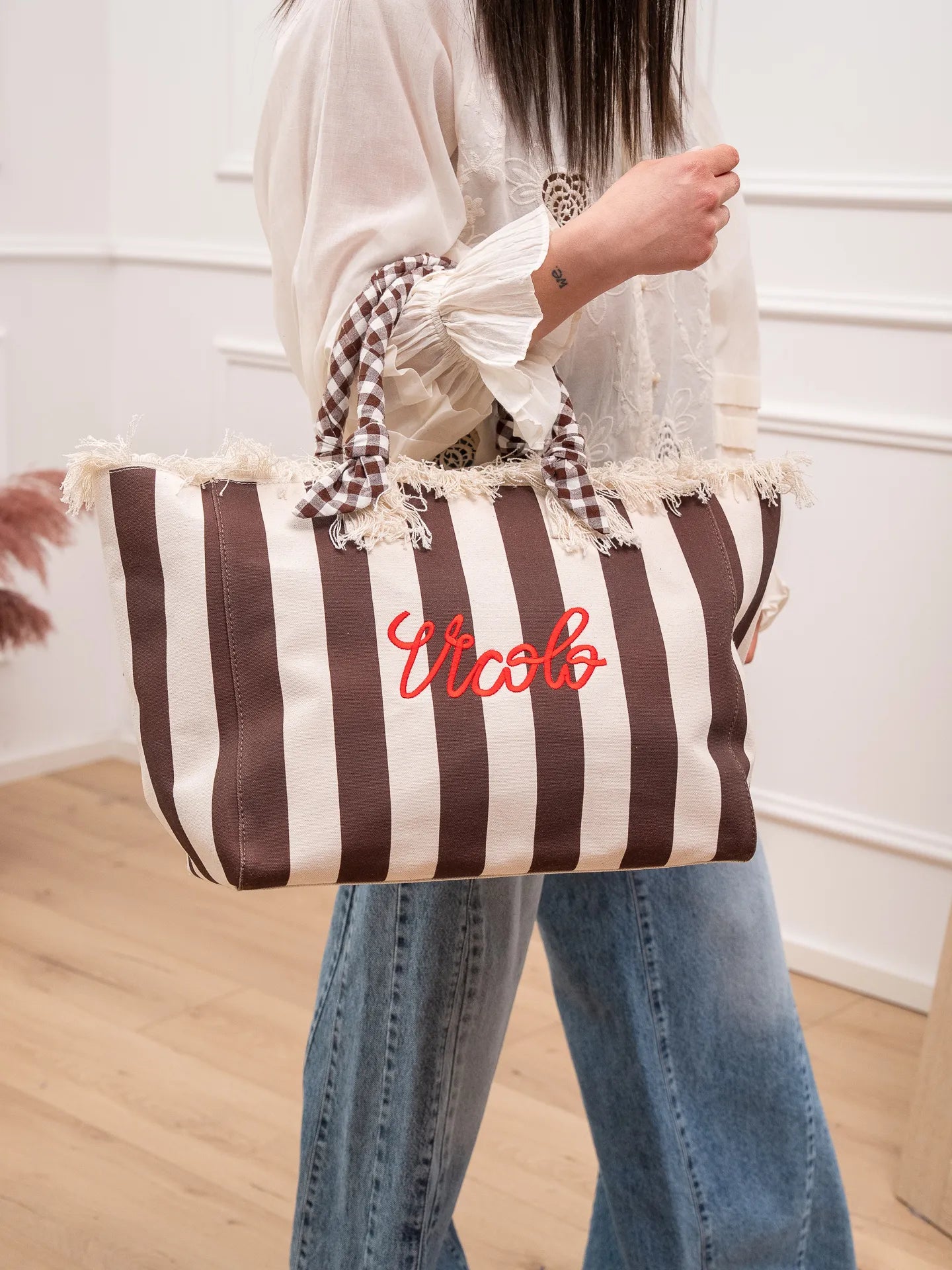 Borsa maxi rigata burro, moro con ricamo logo rosso - Vicolo