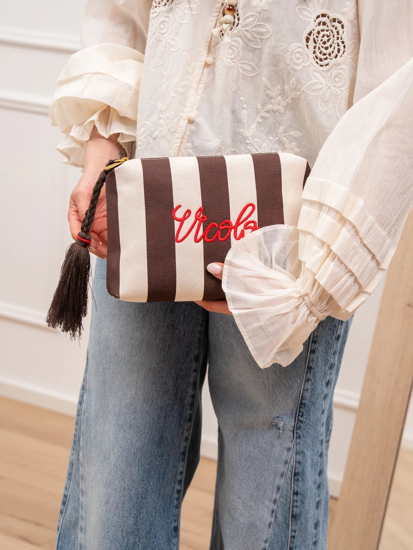 Pochette rigata burro, moro con ricamo logo rosso - Vicolo