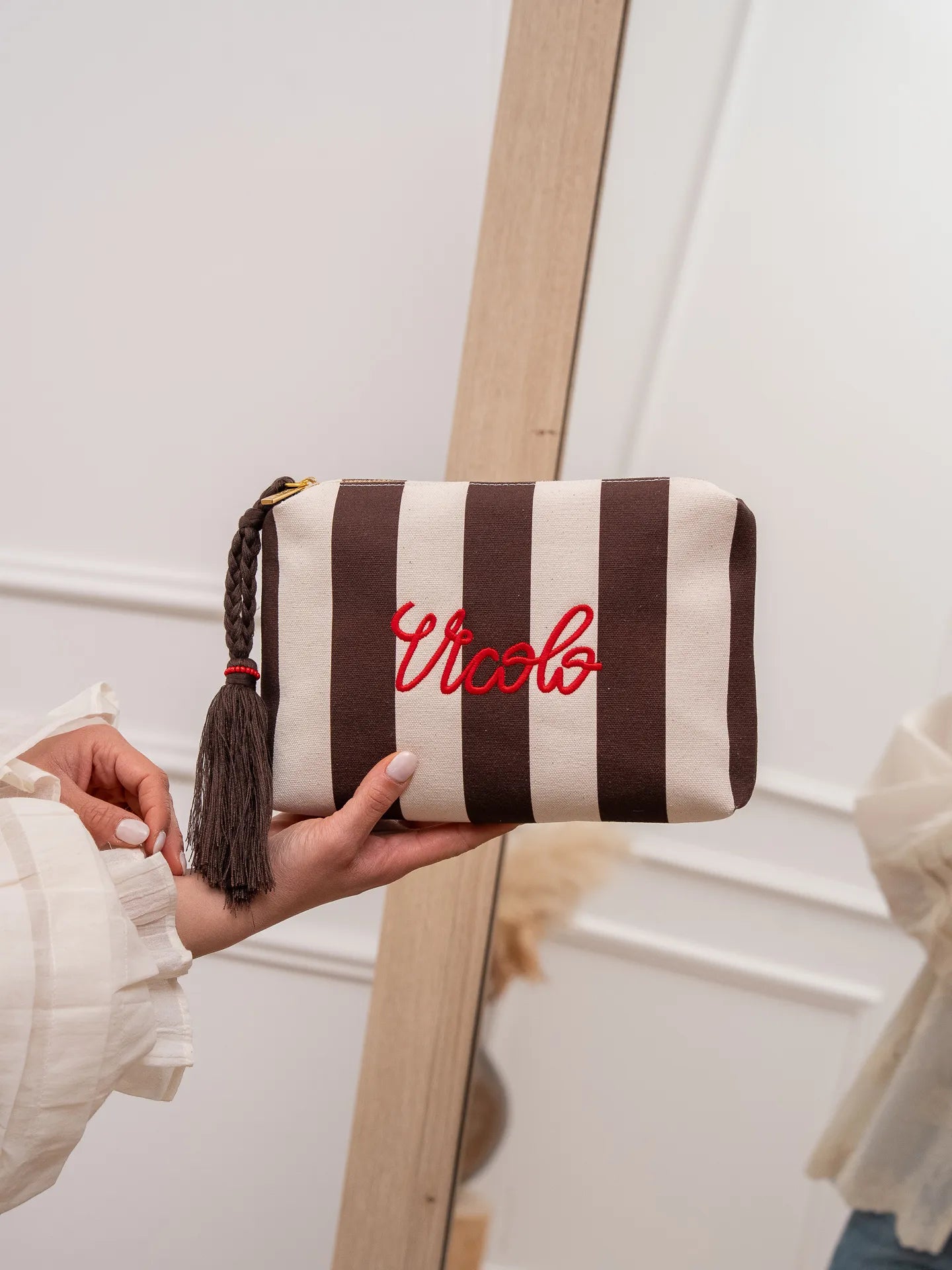 Pochette rigata burro, moro con ricamo logo rosso - Vicolo