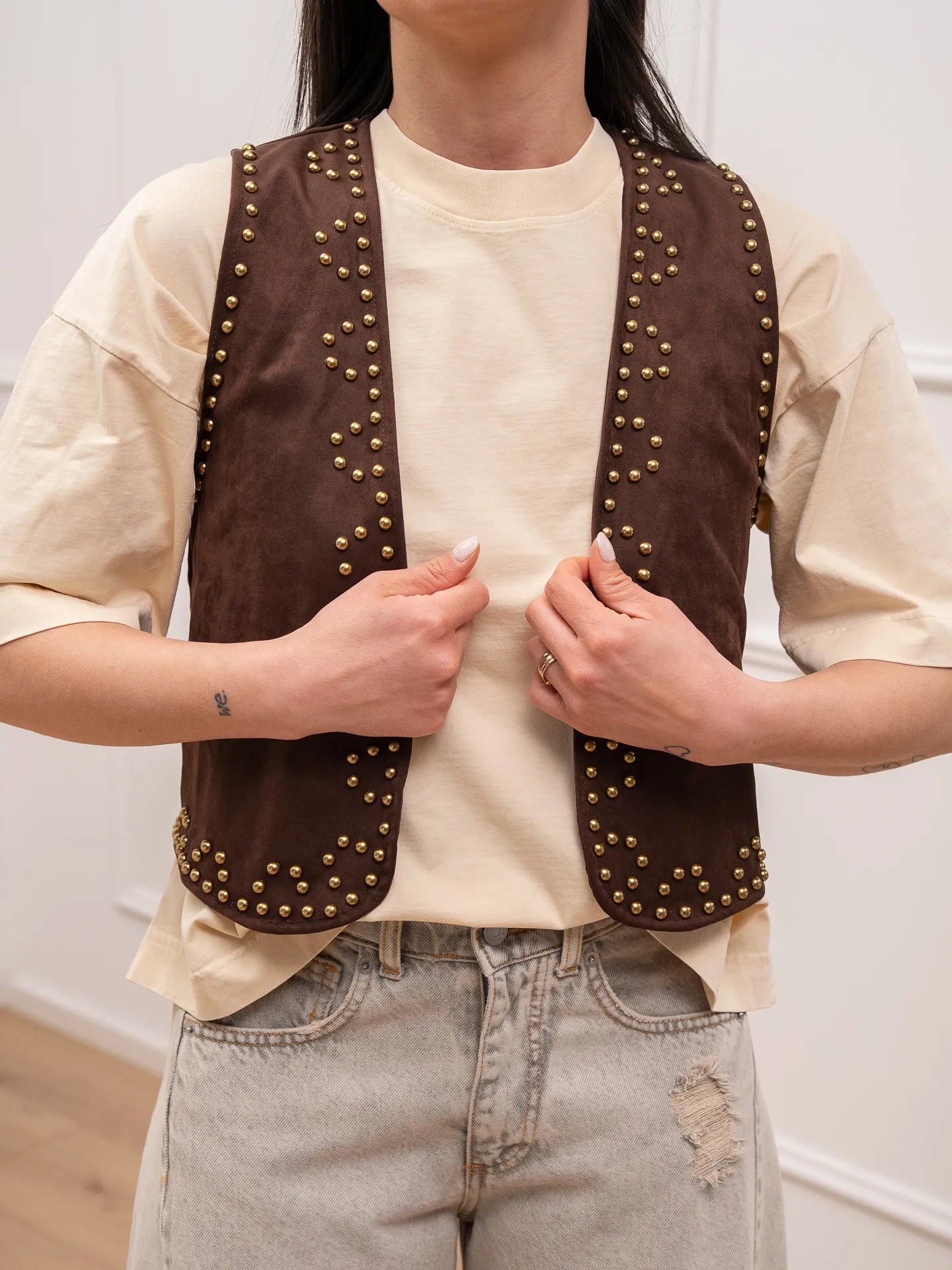 Gilet crop in suede caffè con borchie - HaveOne