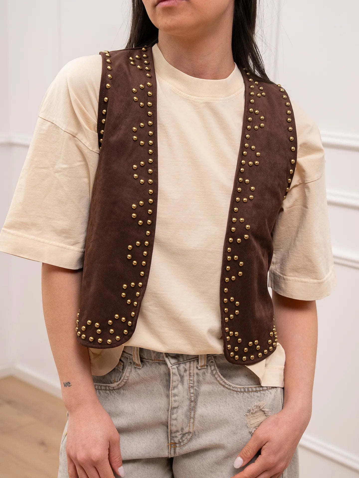 Gilet crop in suede caffè con borchie - HaveOne