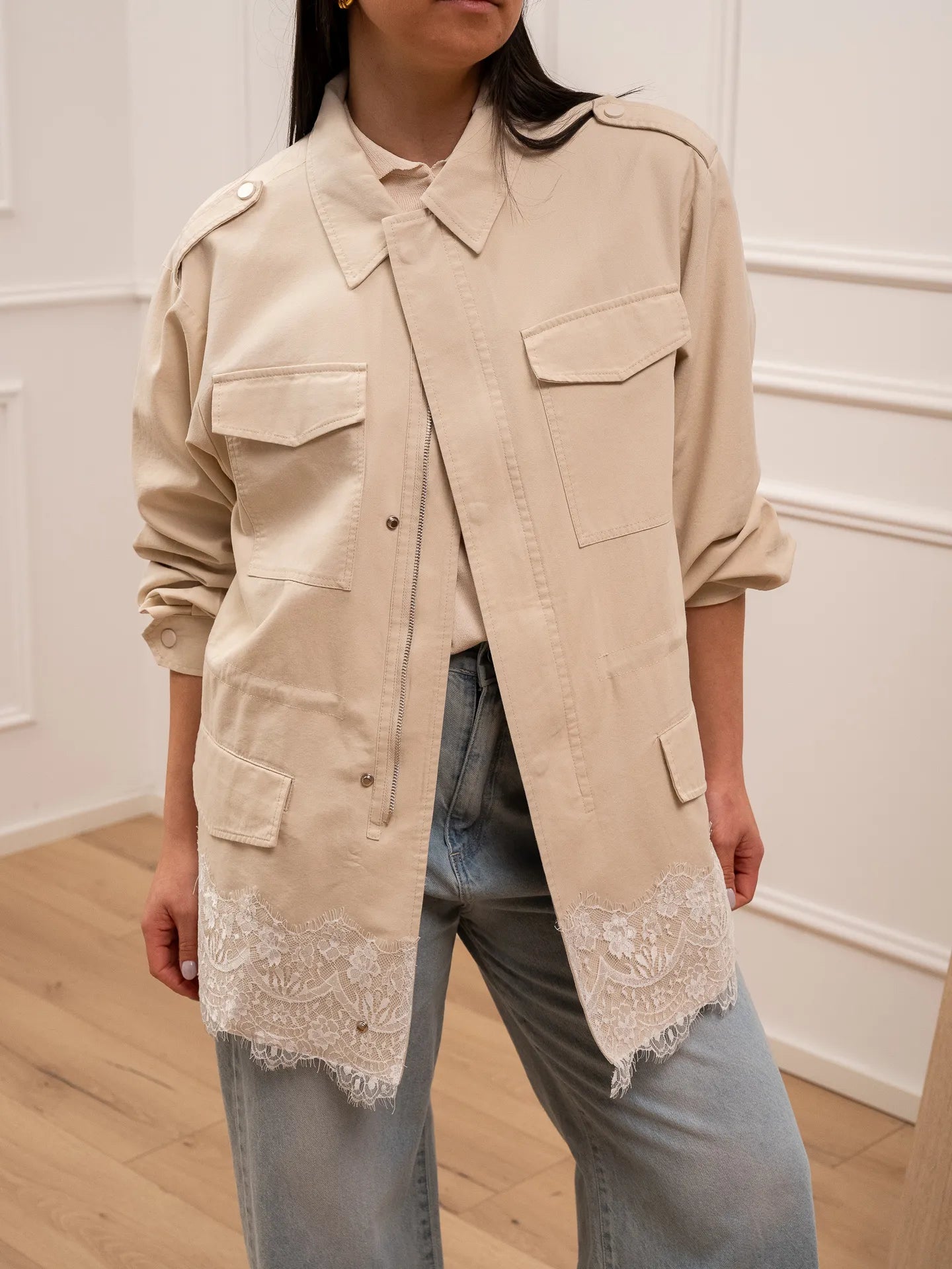 Trench gesso in gabardina con pizzo sul fondo - You Decide
