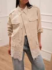 Trench gesso in gabardina con pizzo sul fondo - You Decide
