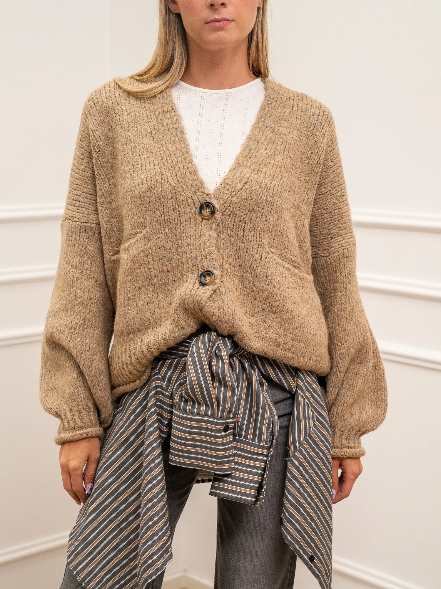 Cardigan tre bottoni beige con tasche - HaveOne