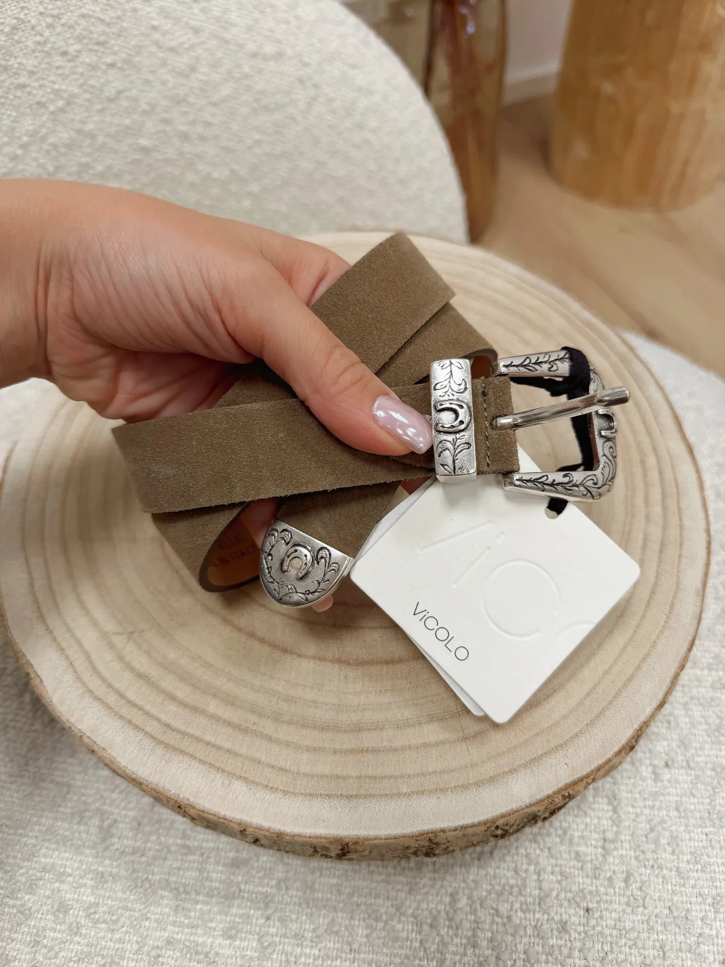 Cintura scamosciata taupe con fibbia lavorata - Vicolo