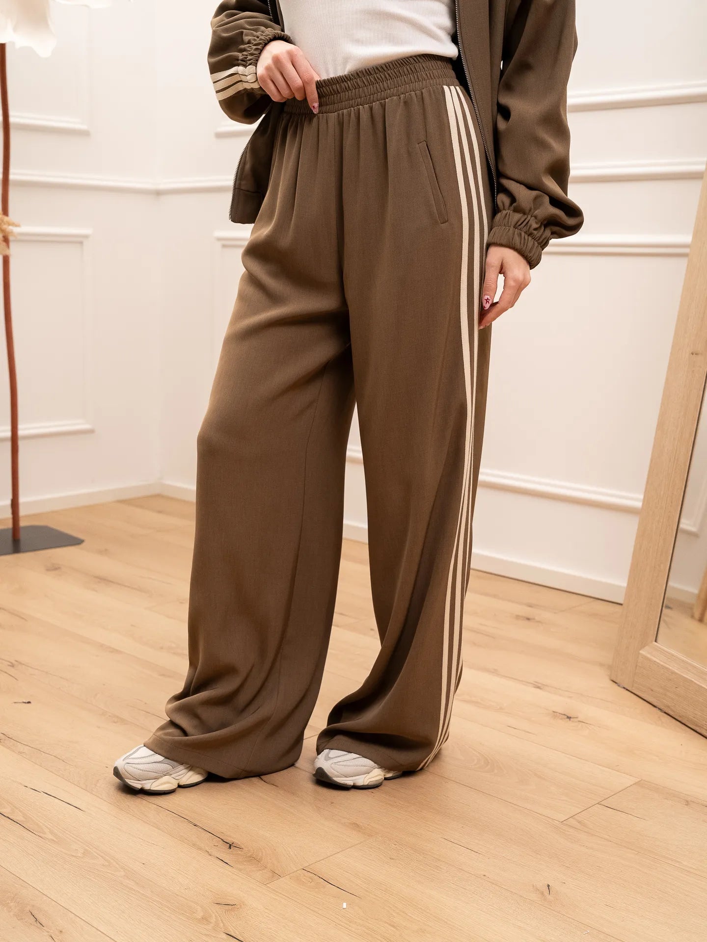 Pantaloni Sporty joggers nocciola con bande sportive - Tensione In
