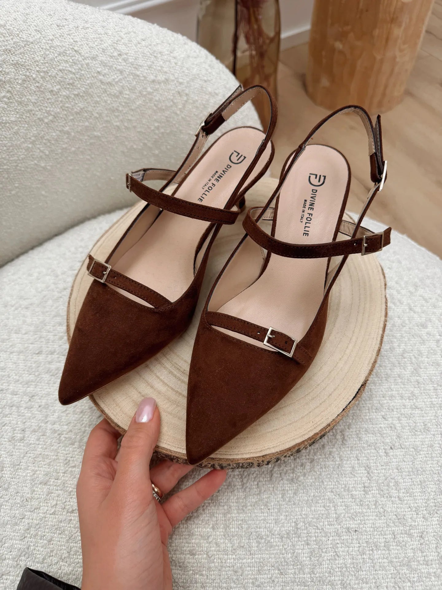 Décolleté slingback tabacco con doppio cinturino - Divine Follie