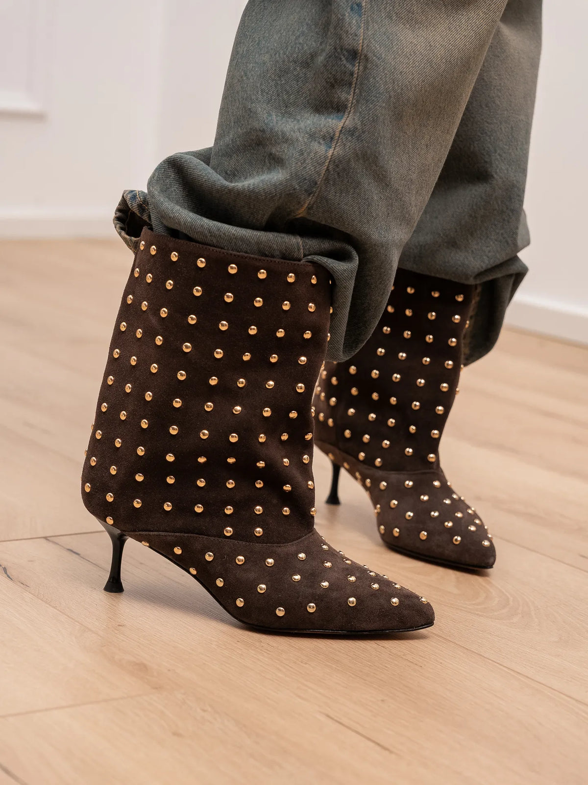 Tronchetto in crosta moro con borchie oro - Divine Follie