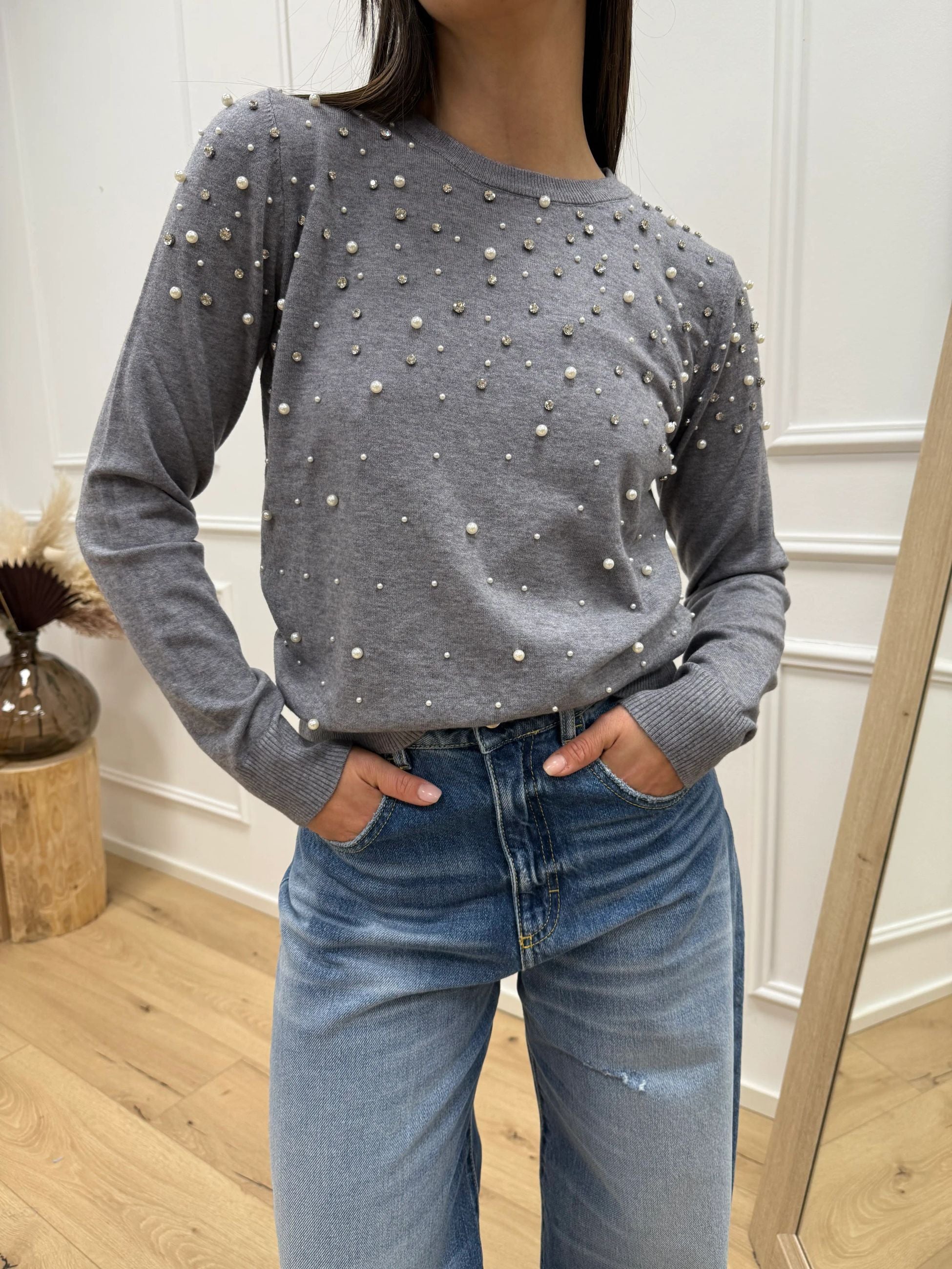 Maglia girocollo grigia con perle e strass - You Decide