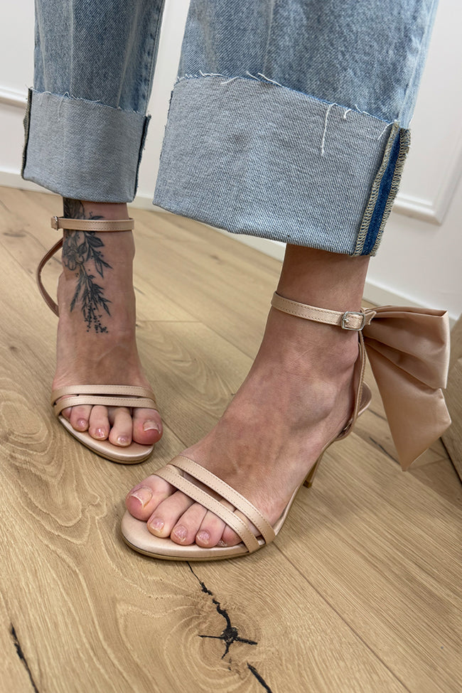 Sandalo in raso cipria con fiocchi - Divine Follie