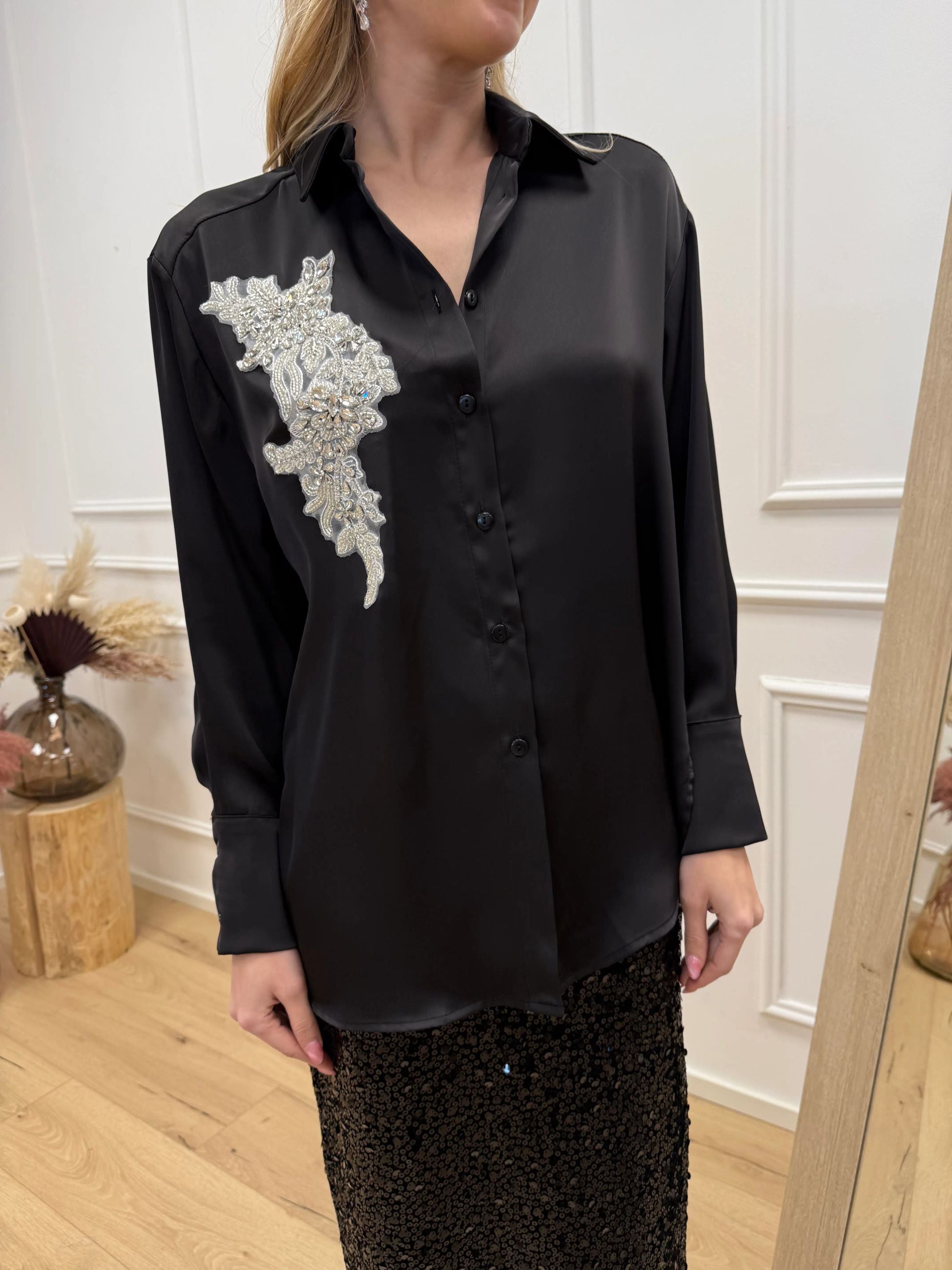 Camicia in satin nero con patch gioiello - HaveOne