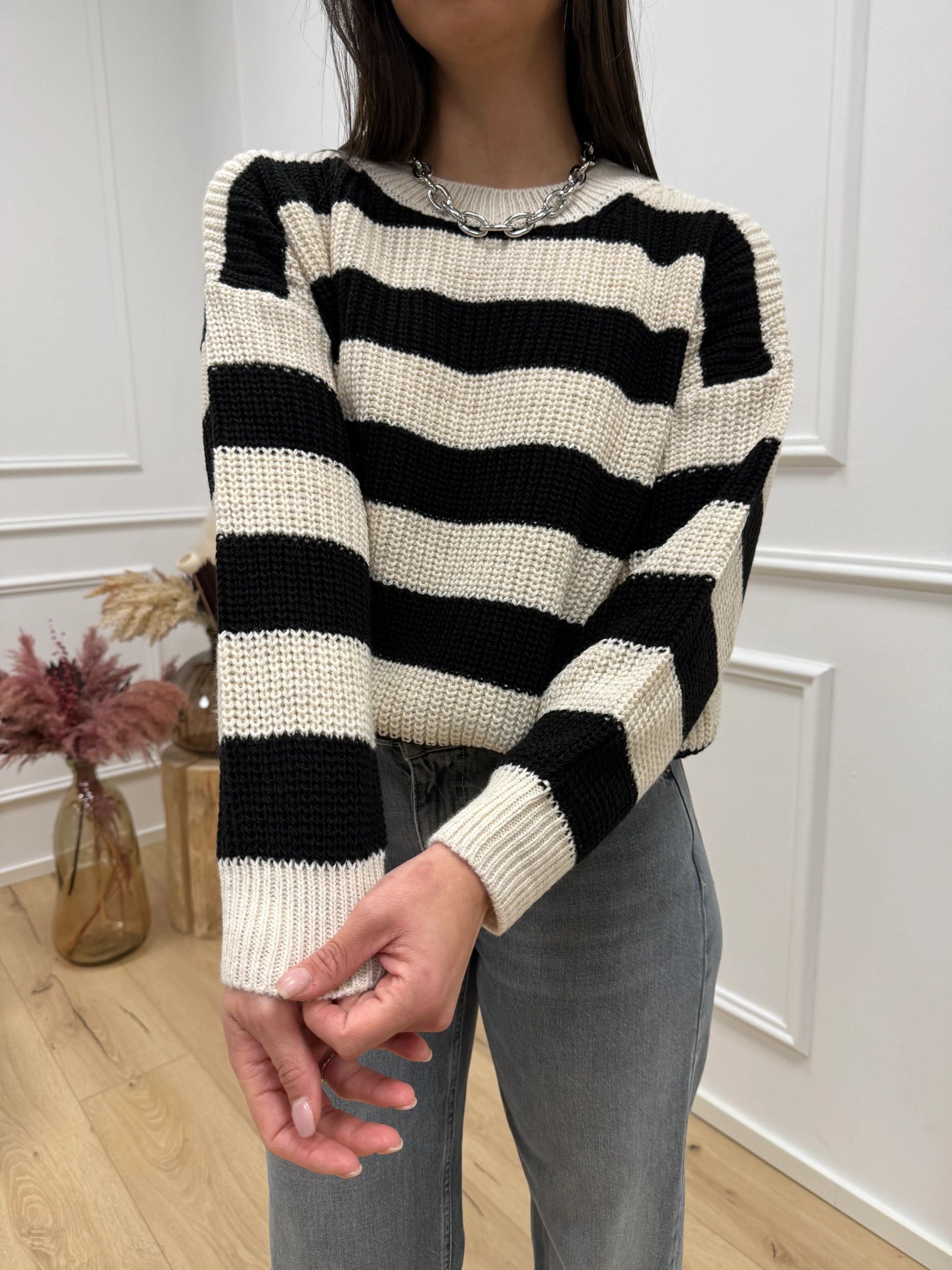 Maglia girocollo rigata nero e crema - HaveOne