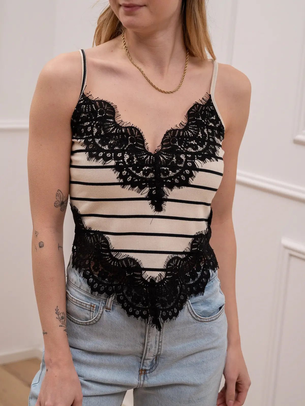 Top crop burro riga nera con dettagli in pizzo - HaveOne