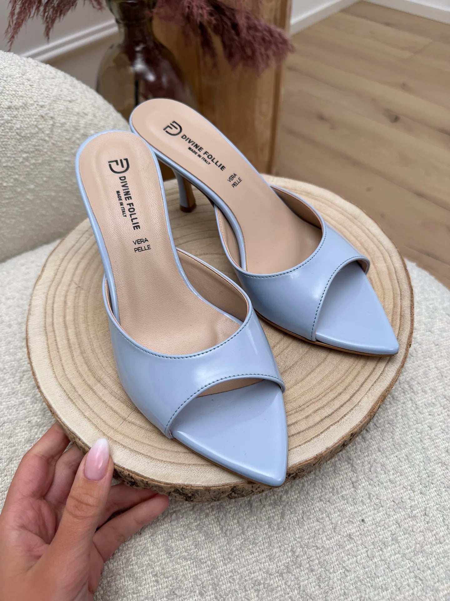 Décolleté sabot “Luna” in vernice cielo - Divine Follie