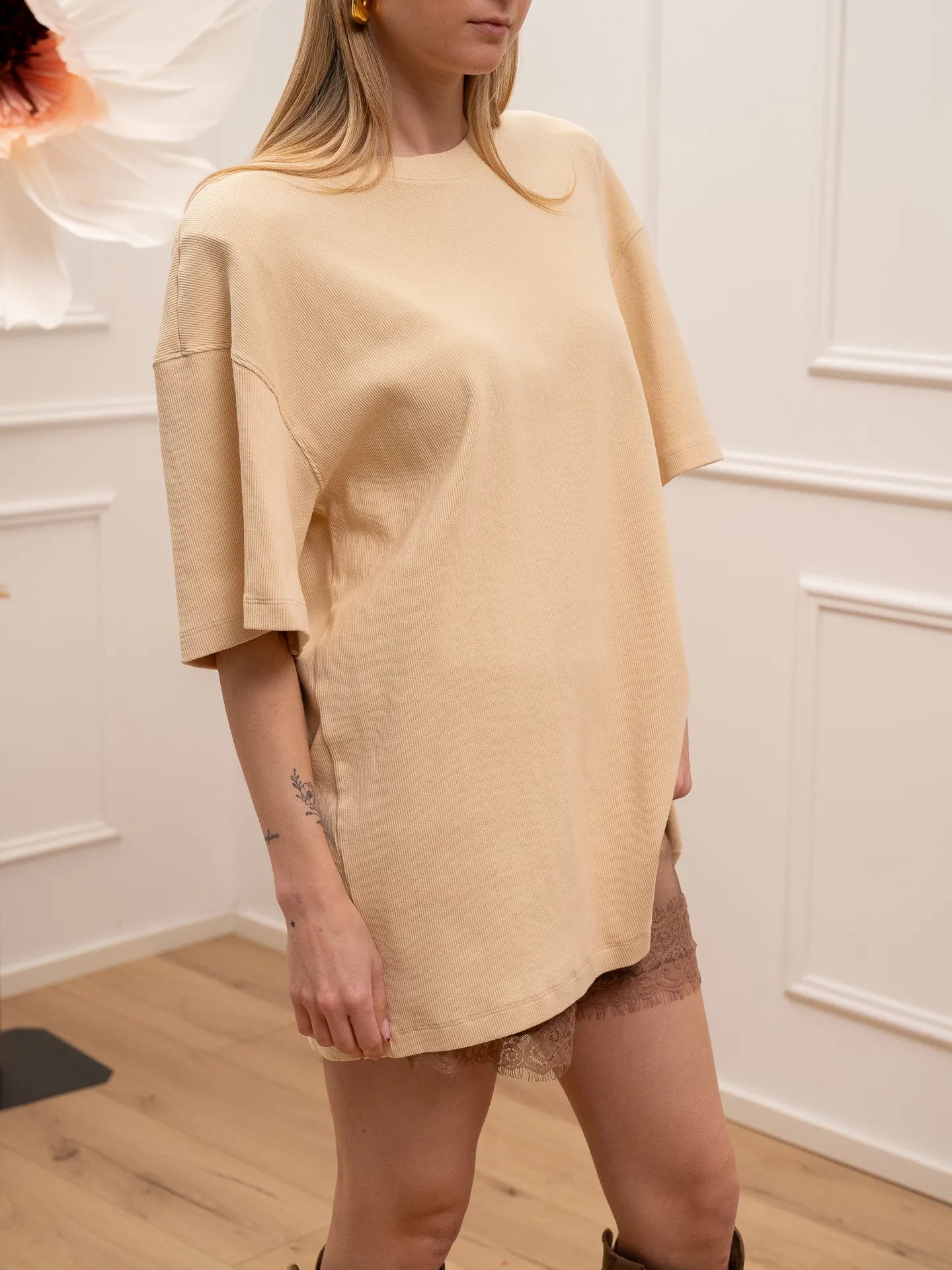 T shirt a costine vaniglia spalla imbottita - Vicolo