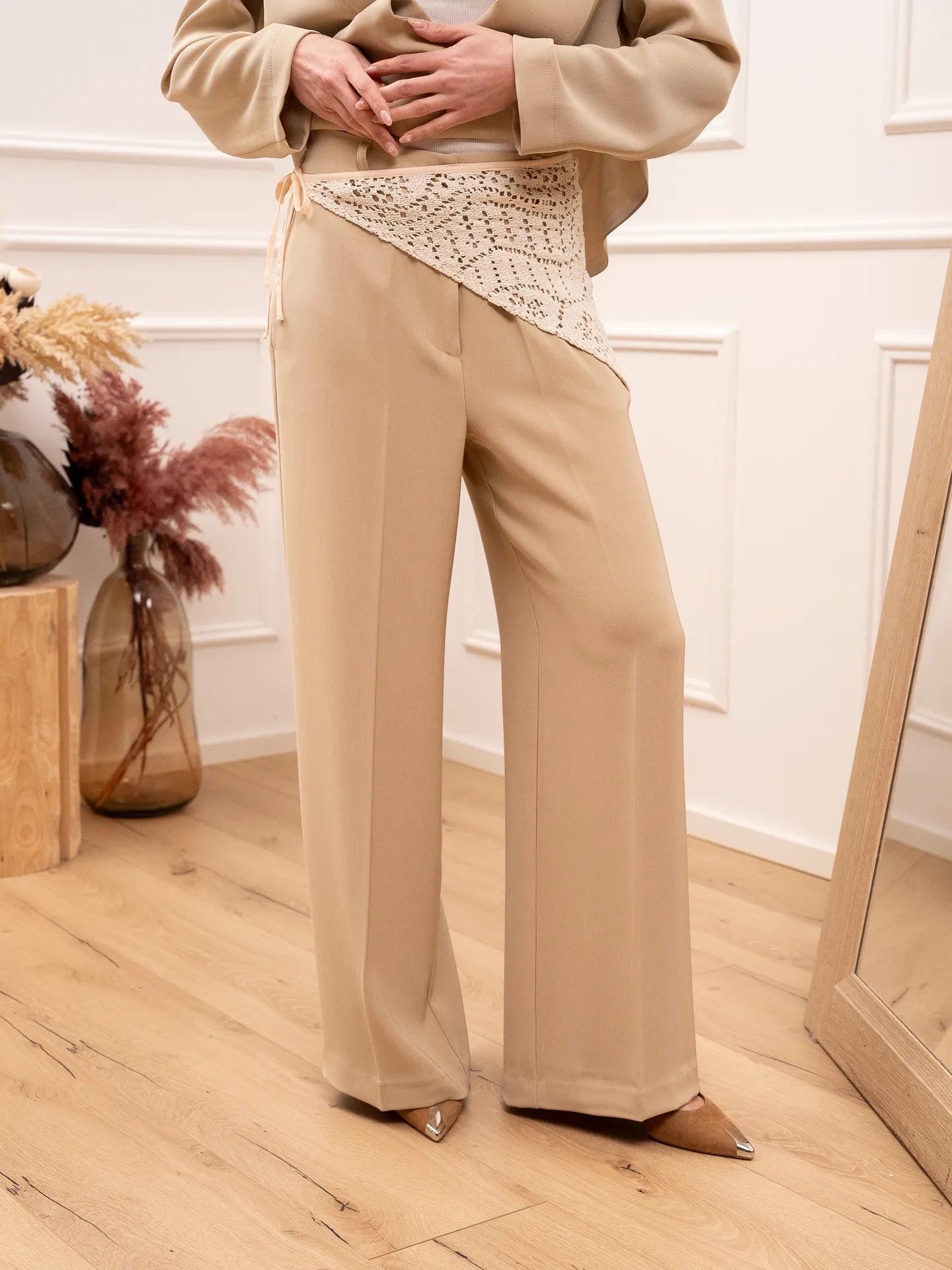 Pantaloni fluidi beige a palazzo con molla sul retro - HaveOne