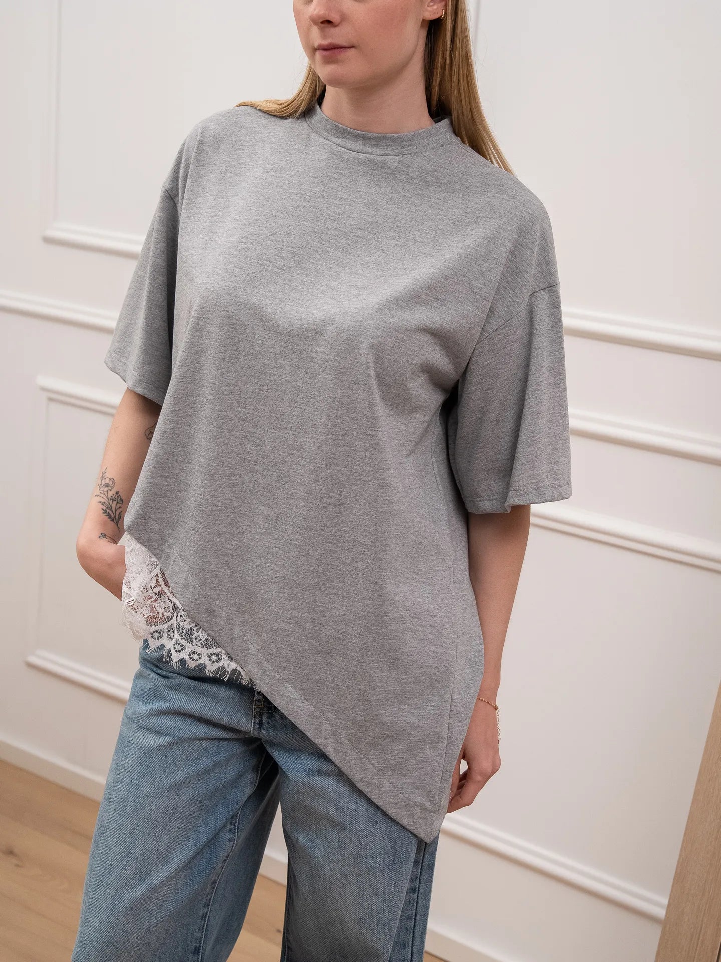 T shirt grigia taglio asimmetrico con pizzo - Dixie
