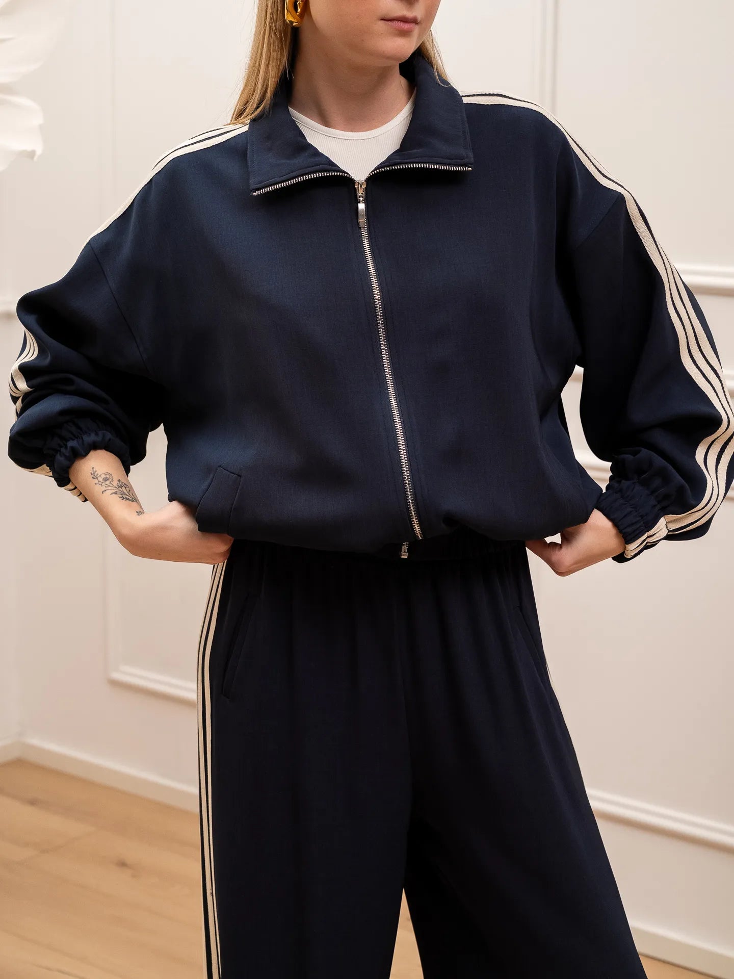 Felpa Sporty blu con bande sportive e molla sul fondo - Tensione In