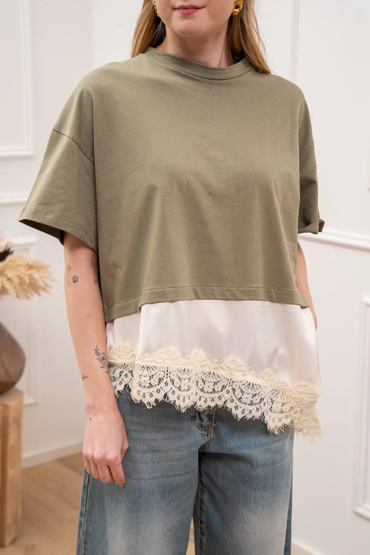 T shirt salvia con satin e pizzo sul fondo - Dixie