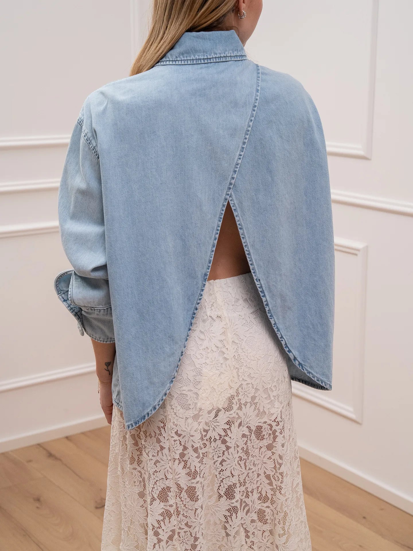 Camicia Annie in denim aperta sul retro - Vicolo